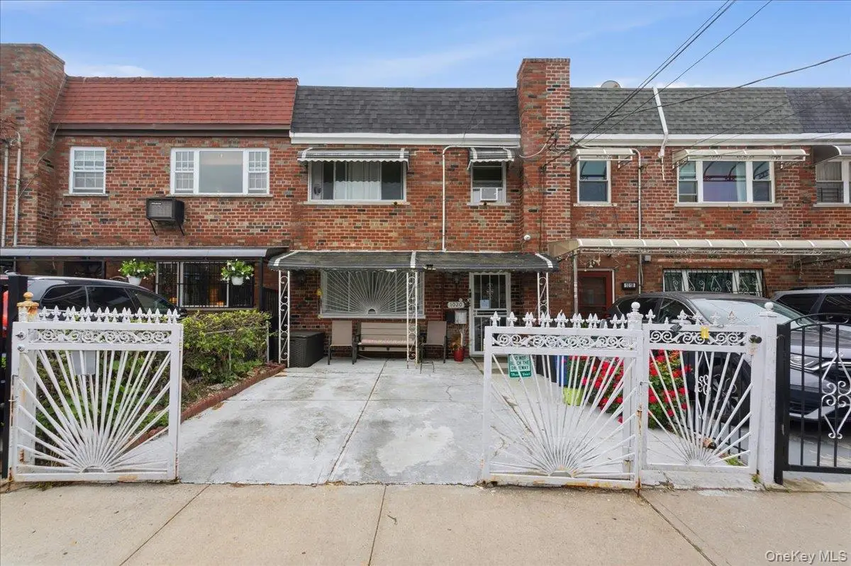 1020 E 213th Street, Bronx, NY 10469 - #1