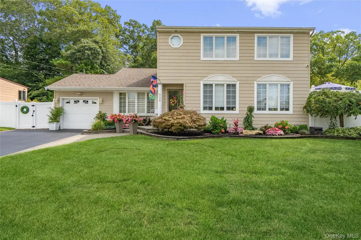 939 Manor Lane, Bay Shore, NY 11706 - #1
