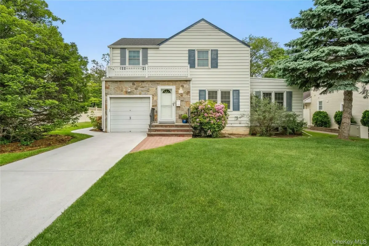 156 Greenway W, Manhasset Hills, NY 11040 - #1