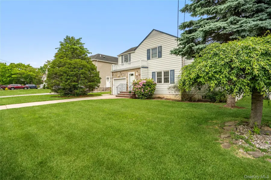 156 Greenway W, Manhasset Hills, NY 11040 - #2
