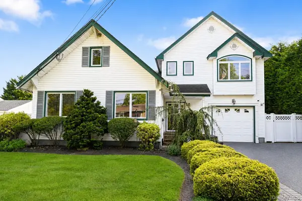 525 S Greene Avenue, Lindenhurst, NY 11757
