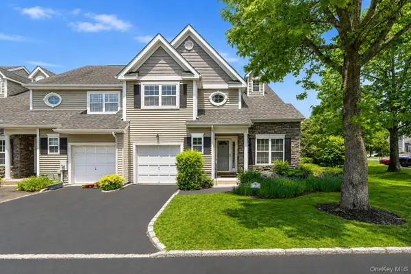 72 Paddington Circle, Smithtown, NY 11787