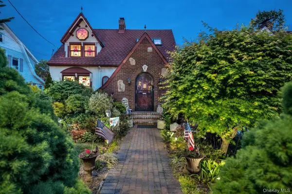 31 Roosevelt Avenue, Hicksville, NY 11801