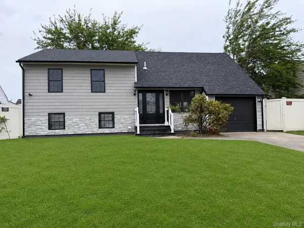 933 N Queens Avenue, Lindenhurst, NY 11757