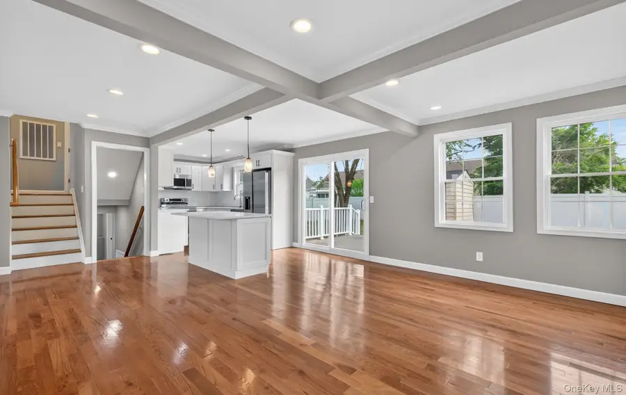 933 N Queens Avenue, Lindenhurst, NY 11757 - #3