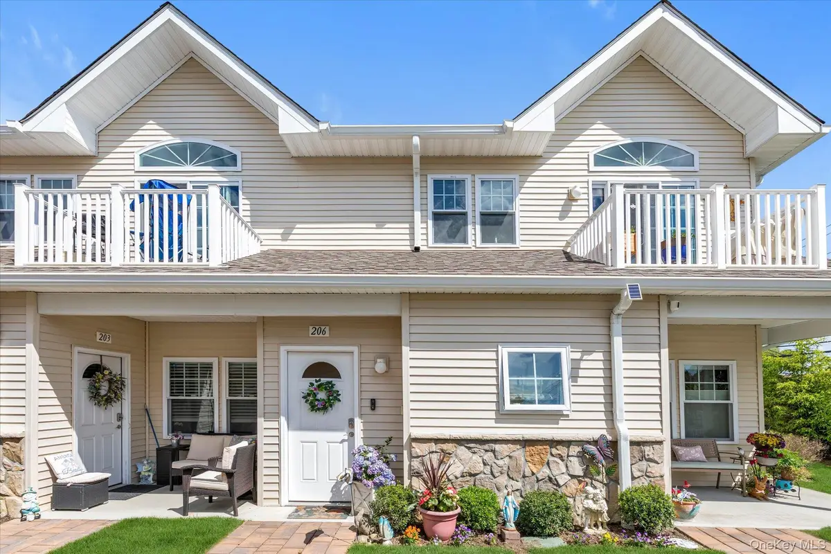 206 Anchor Court, Copiague, NY 11726 - #1