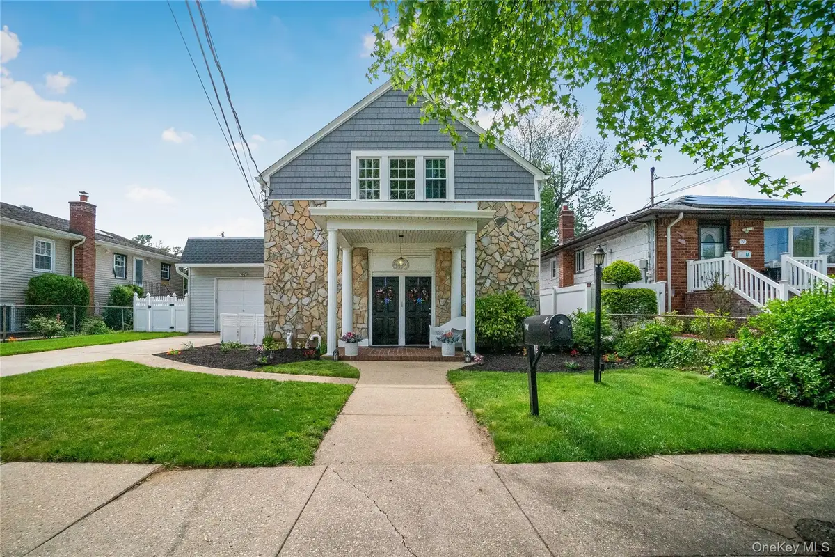 17 Oxford Street, Malverne, NY 11565 - #1