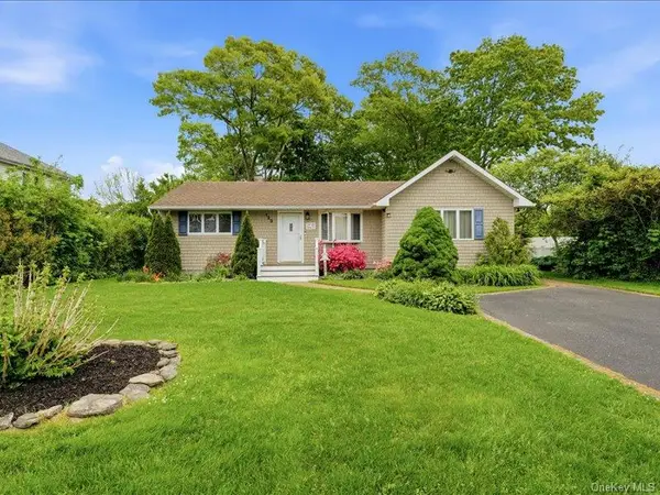 123 Meroke Lane, East Islip, NY 11730