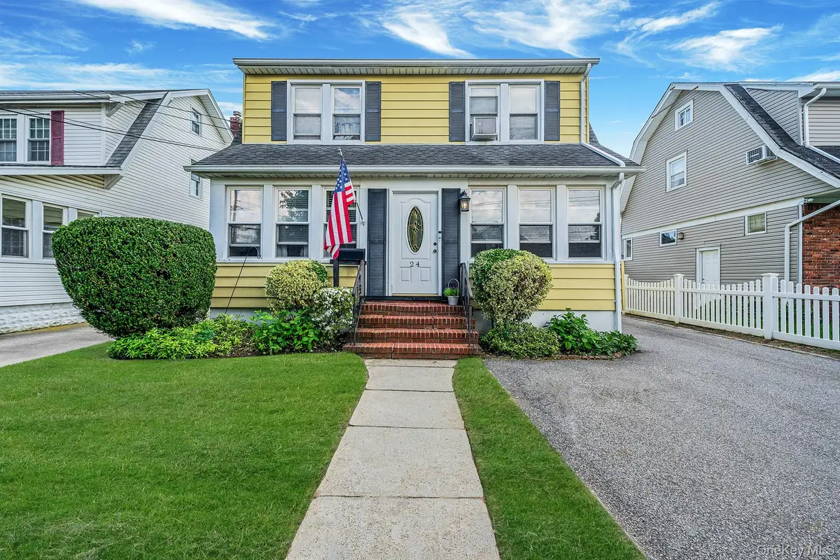 24 Huntington Ave, Lynbrook, NY 11563 - #1