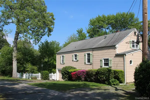 2 Hemlock Court, Bay Shore, NY 11706