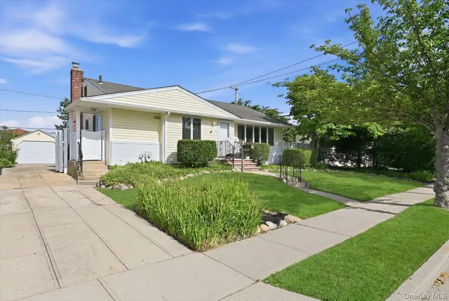 61 Hunter Lane, Hicksville, NY 11801 - #2