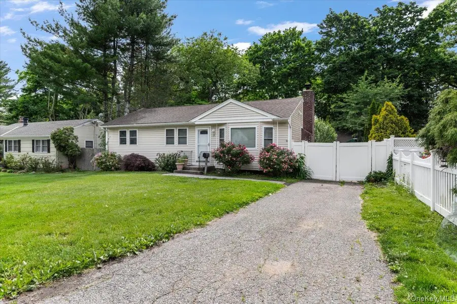 3 Kilburn Avenue, Huntington Station, NY 11746 - #2
