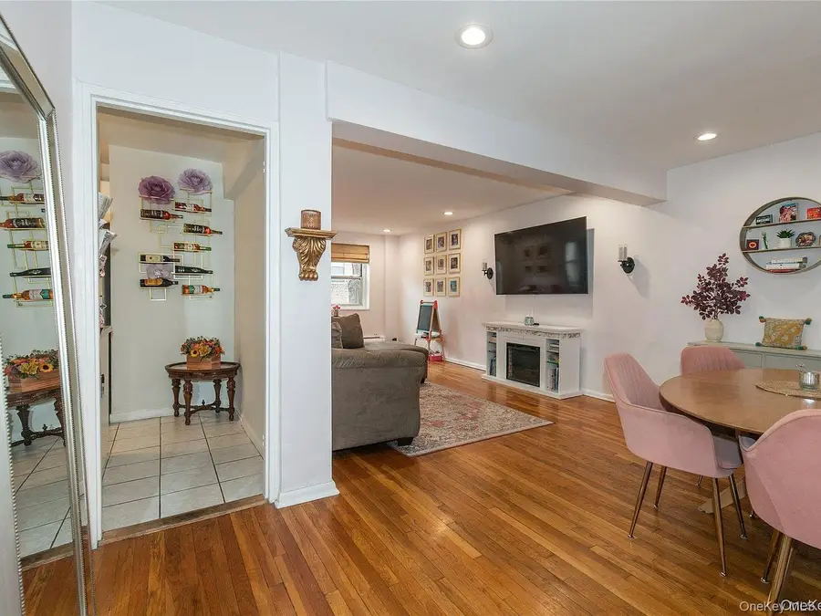 45 Hillpark Avenue #2L, Great Neck, NY 11021 - #3