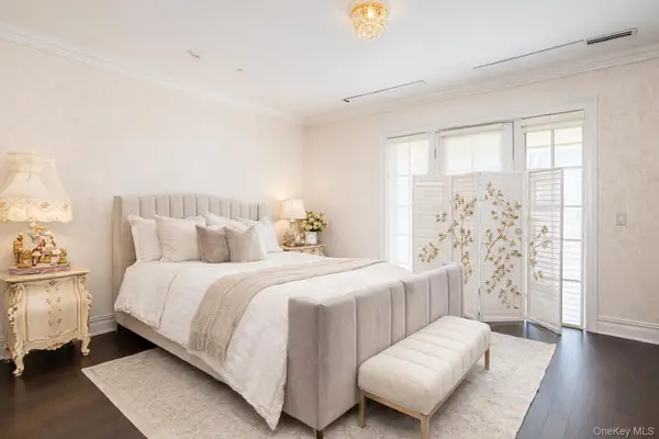 3000 Royal Court #3201, North Hills, NY 11040