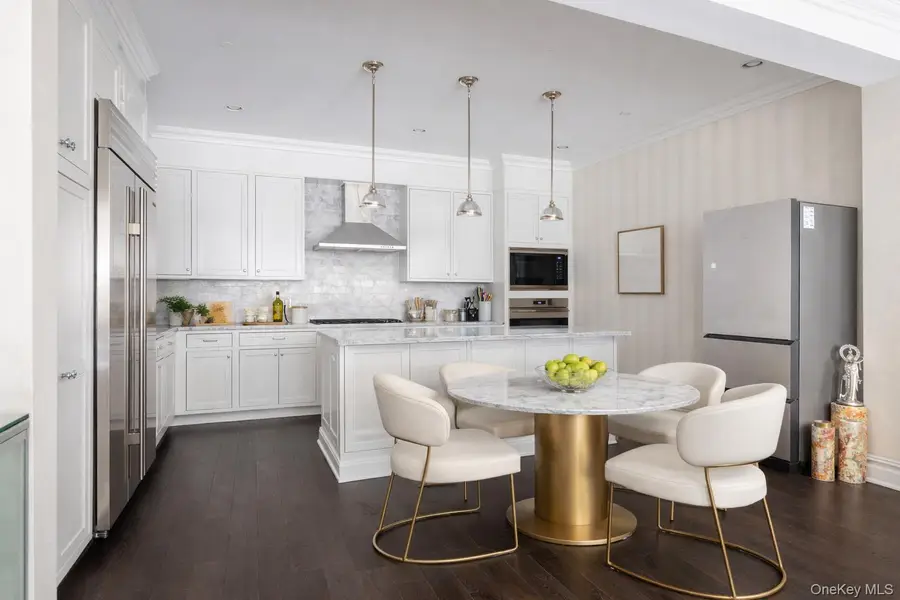 3000 Royal Court #3201, North Hills, NY 11040 - #2