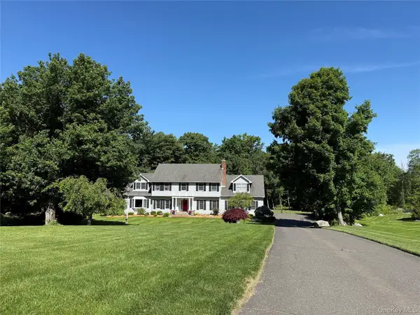 7 Huntington Connecticut Lane, New Fairfield, CT 06812