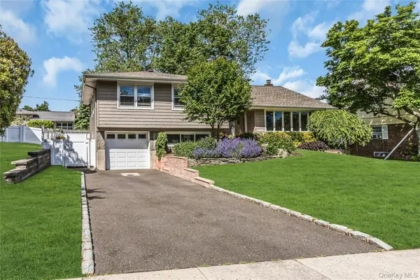 5 Simpson Drive, Old Bethpage, NY 11804