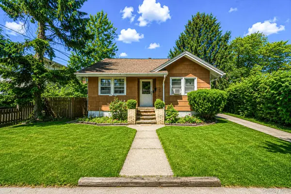 561 Chestnut Street, Lindenhurst, NY 11757