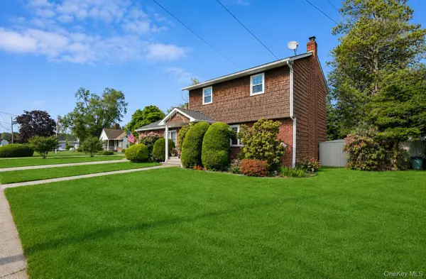 11 Lincoln Court, Copiague, NY 11726