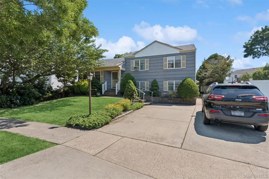 602 Syracuse Avenue, Massapequa, NY 11758 - #2