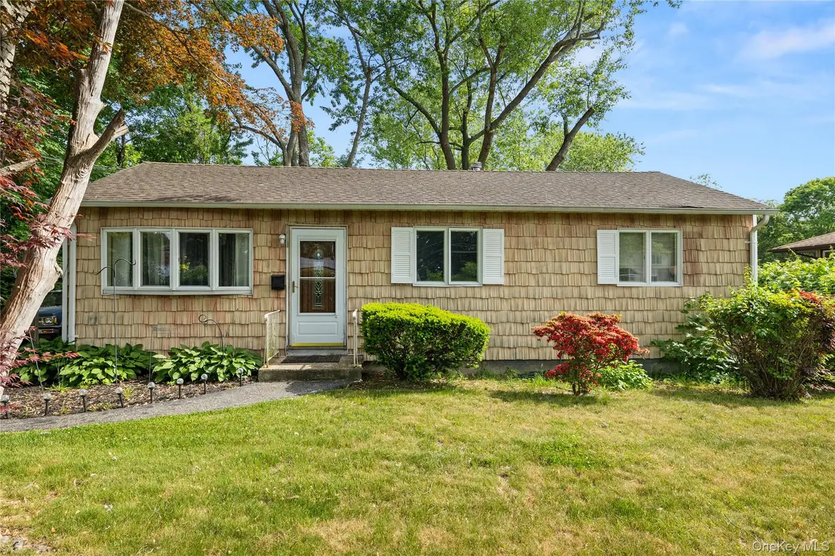 70 E Lakeland Street, Bay Shore, NY 11706 - #1