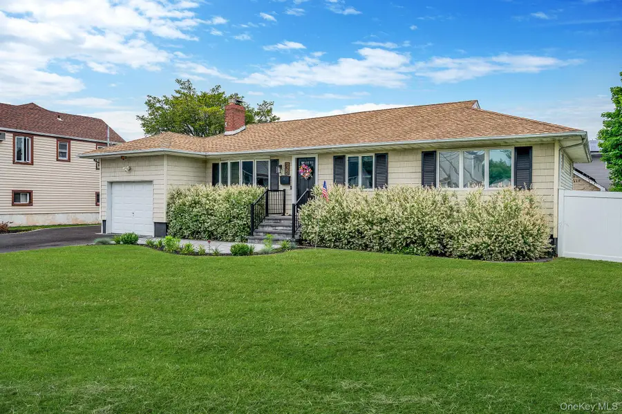 654 S 5th Street, Lindenhurst, NY 11757 - #2