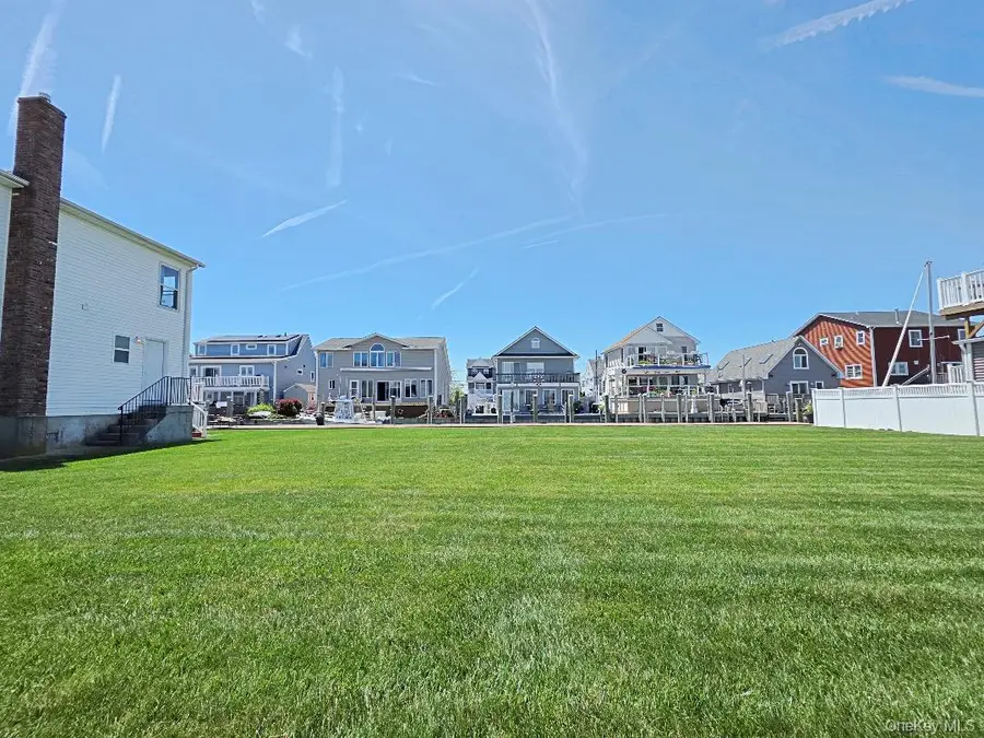 913 Arctic Street, Lindenhurst, NY 11757 - #3
