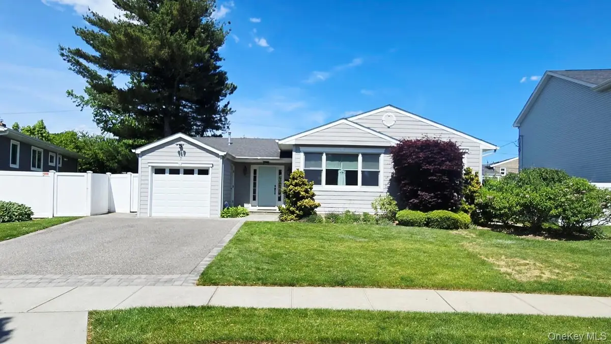 7 Eva Lane, Plainview, NY 11803 - #1