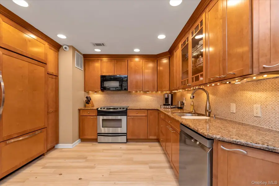 51 Wimbledon Drive, Roslyn, NY 11576 - #3