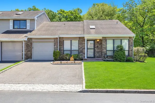 73 S Pond Lane, Smithtown, NY 11787