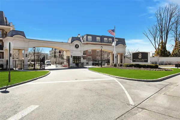 1000 Royal Court #1105, North Hills, NY 11030