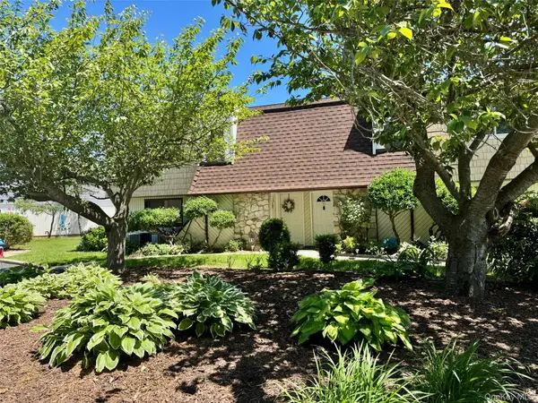 71 Pointe Circle S #71, Coram, NY 11727