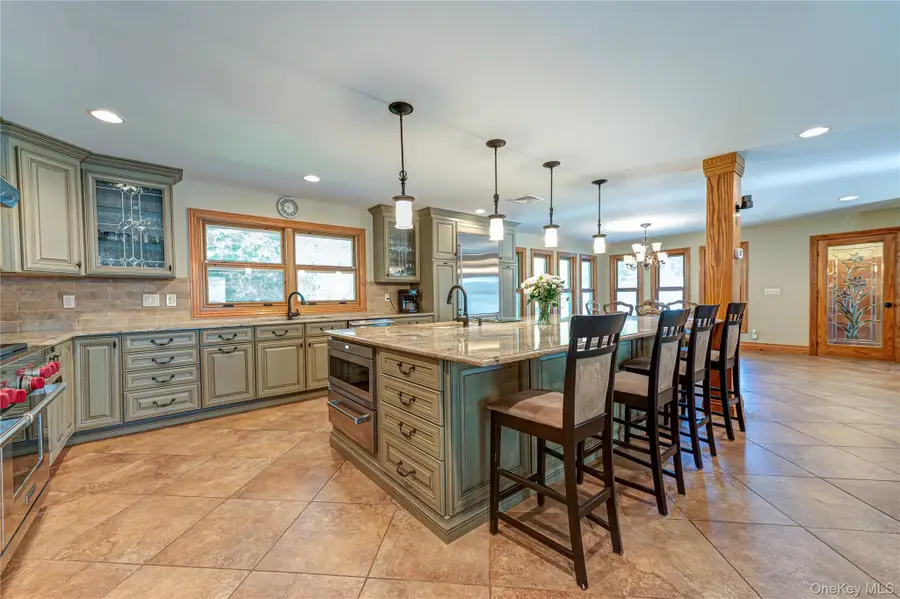 130 N Country Road, Shoreham, NY 11786 - #3