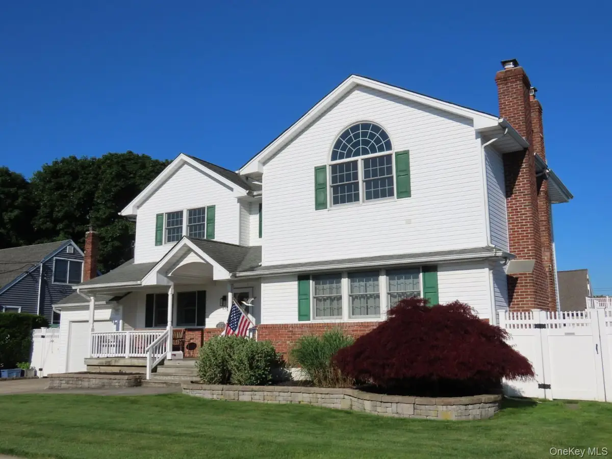 654 Alwick Avenue, West Islip, NY 11795 - #1