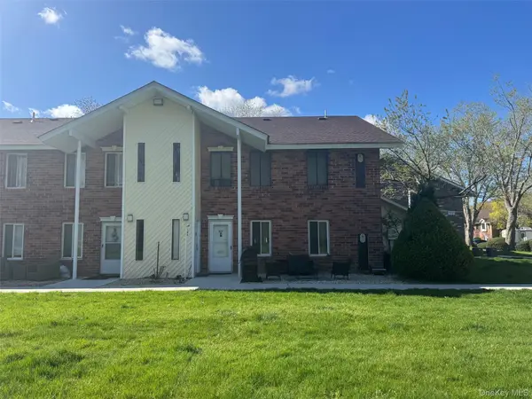 18 Navajo Court #18, Coram, NY 11727