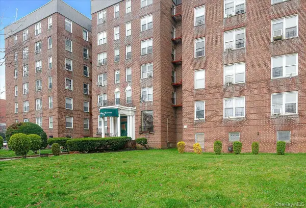 143-25 84th Drive #4J, Briarwood, NY 11435