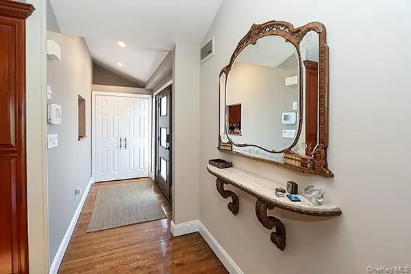 32 Randy Lane, Plainview, NY 11803 - #3