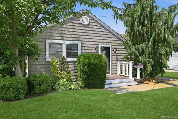 12 Annuskemunnica Road, Babylon, NY 11702