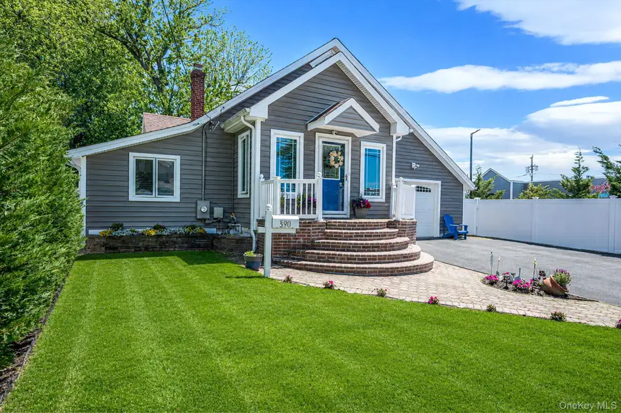 590 S 7th Street, Lindenhurst, NY 11757 - #3