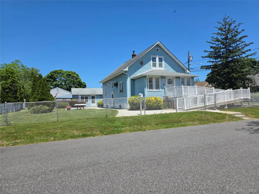 95 28th Street, Copiague, NY 11726 - #2