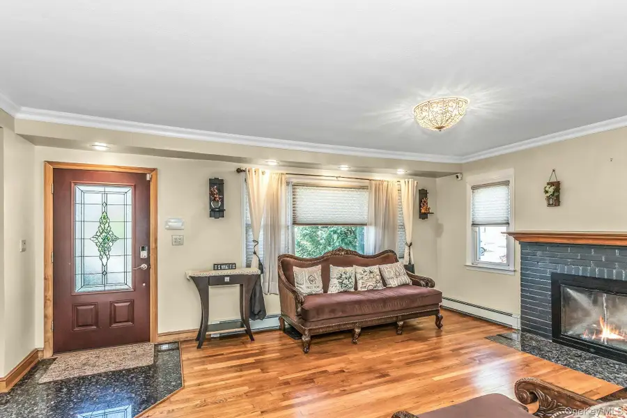 233 Collins Avenue, Williston Park, NY 11596 - #3