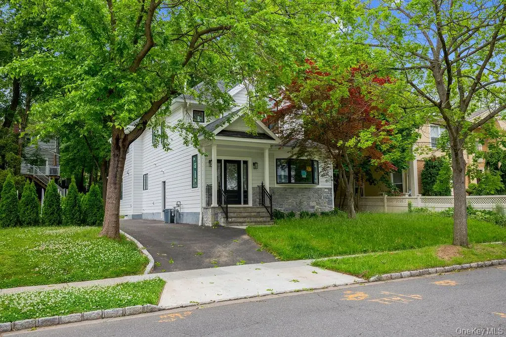 6 Burbury Lane, Great Neck, NY 11023 - #1