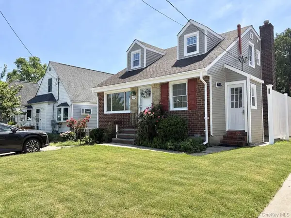 135 Barwick Boulevard, Mineola, NY 11501