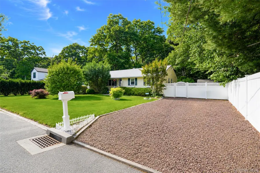 20 Loretta Court, Coram, NY 11727 - #2