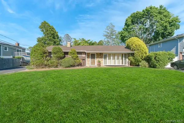 10 Rye Place, Commack, NY 11725
