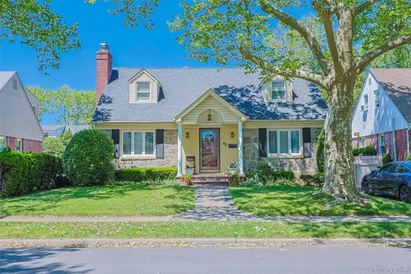 42 Beechwood Lane, North New Hyde Park, NY 11040