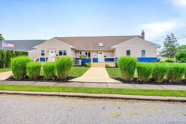 86 Edmore Lane N, West Islip, NY 11795