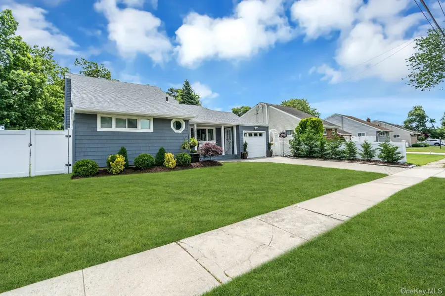 31 Jane Drive, North Babylon, NY 11703 - #3