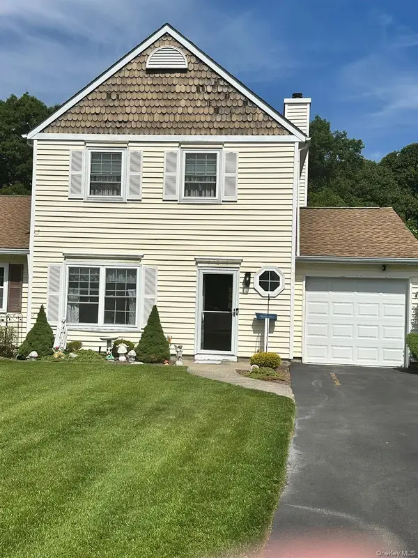 6 Woodchuck Trail #6, Coram, NY 11727