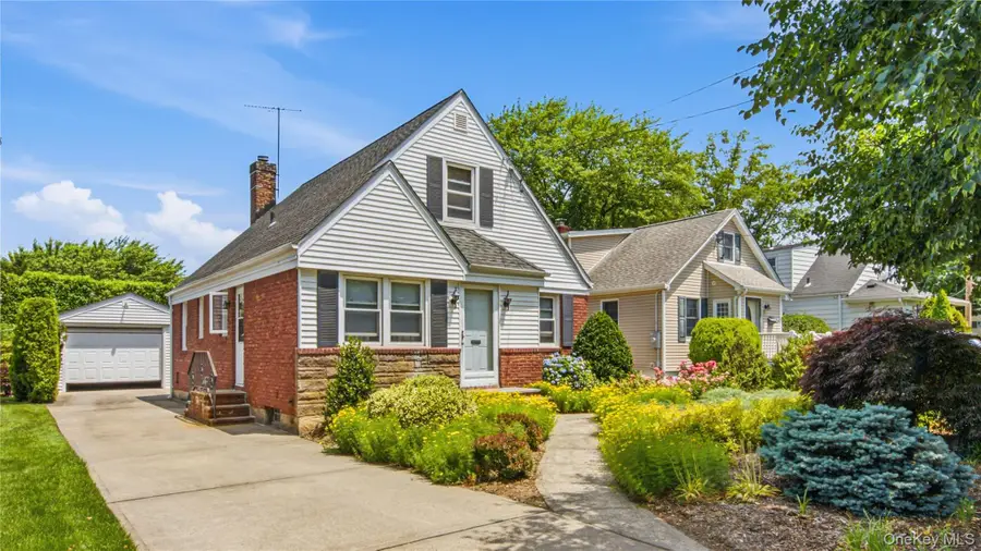 65 Stewart Avenue, Stewart Manor, NY 11530 - #3